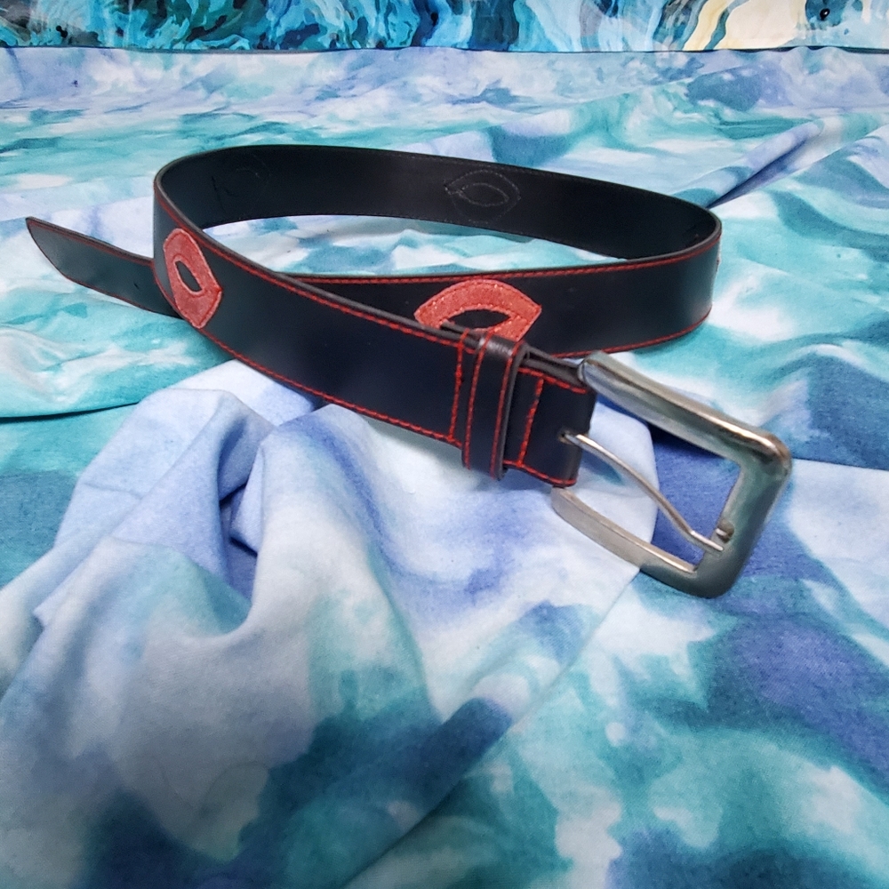 Red glitter lips black belt